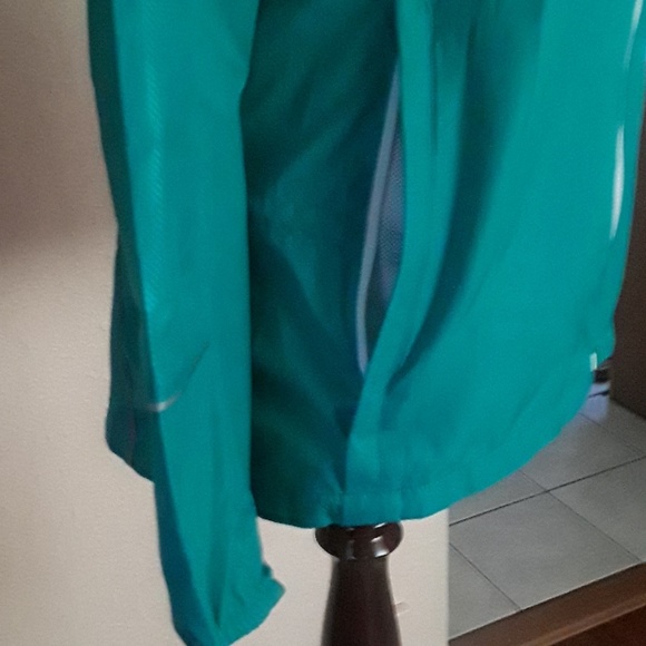 The North Face Jacket (women's) - Picture 5 of 8